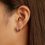 Spalvingi apvalūs auskarai su sidabriniu paviršiumi