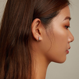 Spalvingi apvalūs auskarai su sidabriniu paviršiumi