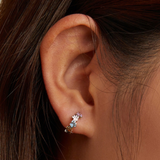 Spalvingi apvalūs auskarai su sidabriniu paviršiumi