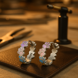 Spalvingi apvalūs auskarai su sidabriniu paviršiumi